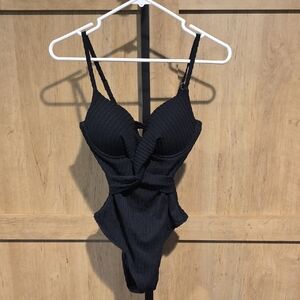 (J47) Black Woman's One Piece Swimsuit Sz M